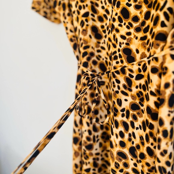 Aritizia Babaton Wallace Leopard Print Knee-Length V-Neck Wrap Dress Size M - Picture 7 of 9